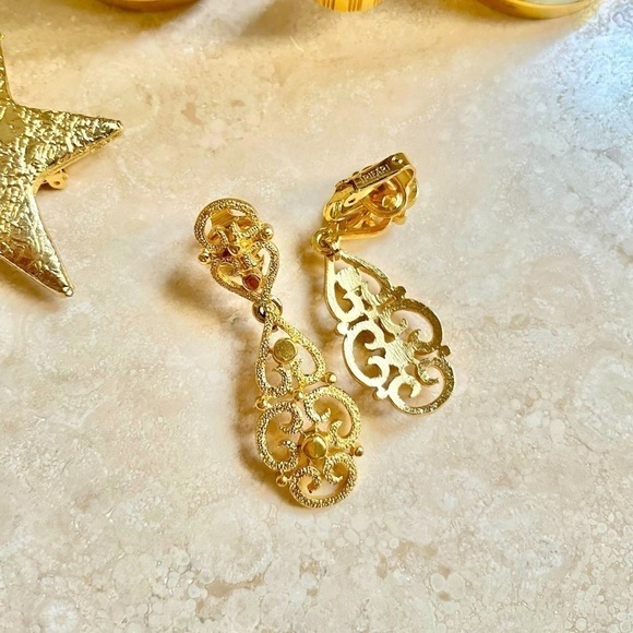 ❌SOLD❌ Vintage Crown Trifari Clip-on Earrings - Picture 2 of 2